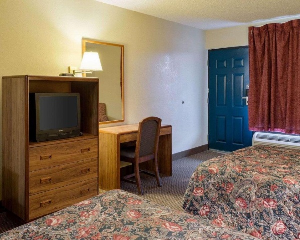 Rodeway Inn image 18