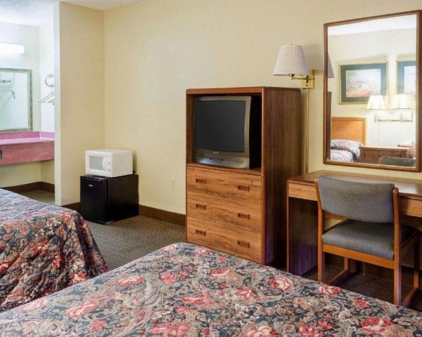 Rodeway Inn image 19