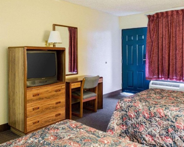 Rodeway Inn image 20