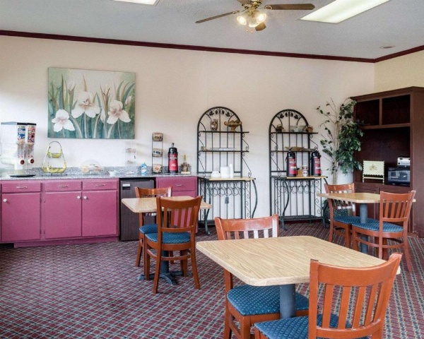 Rodeway Inn image 3